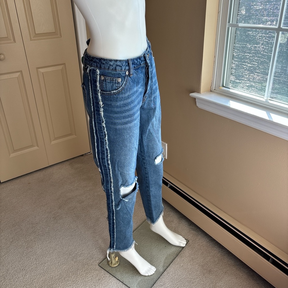 SIGNATURE 8 distressed capri jeans